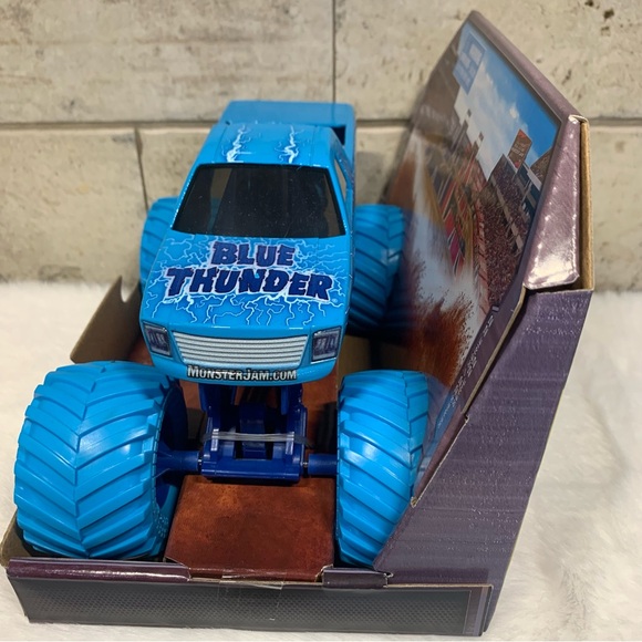 2024 MONSTER JAM SERIES MONSTER TRUCK -BLUE THUNDER 1:24 - Picture 3 of 7
